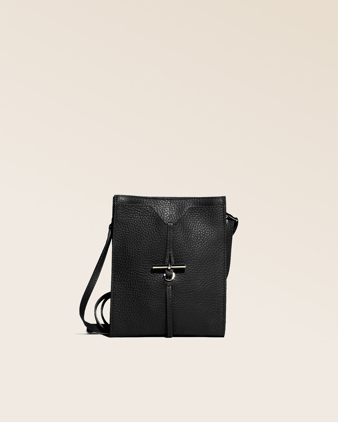 Notre pochette Aglaé en cuir vigogne noir vue de face. 