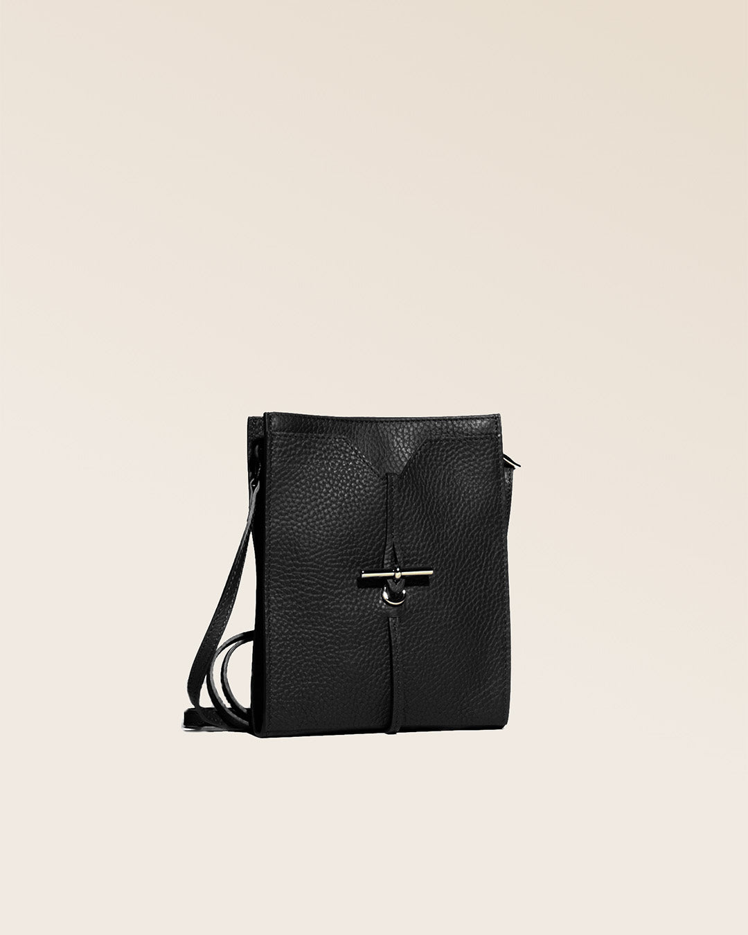 Notre pochette Aglaé en cuir vigogne noir vue de côté. 