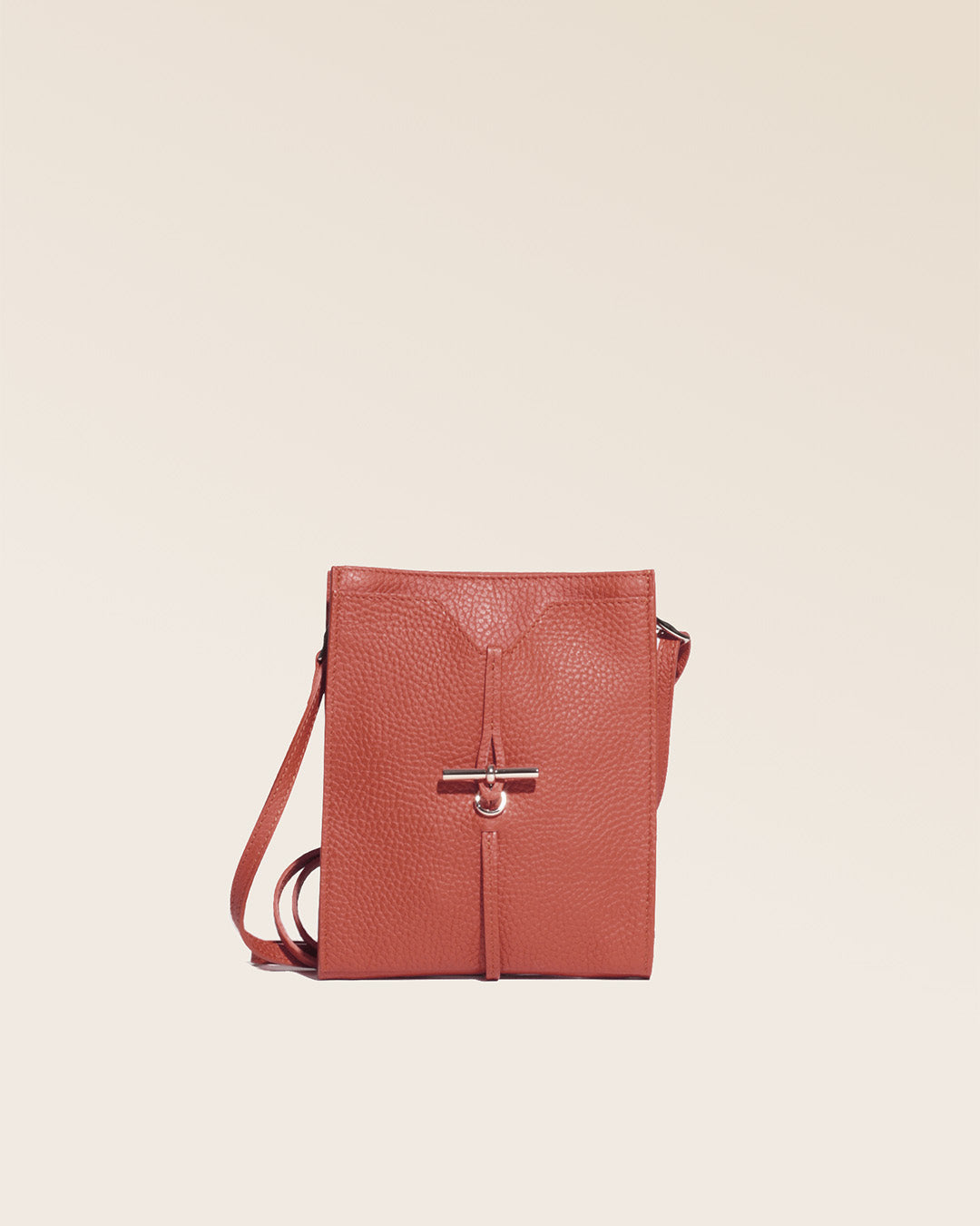 Notre pochette Aglaé en cuir terracotta vue de face. 