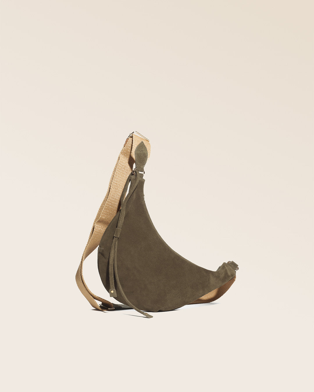 Le sac Bihan Renouard en cuir veau velours truffe, vu de quart en studio.