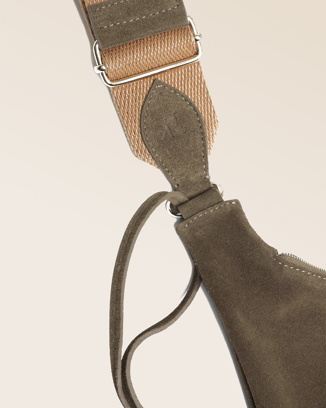 Le sac Bihan Renouard en cuir veau velours truffe, vu en détails en studio.
