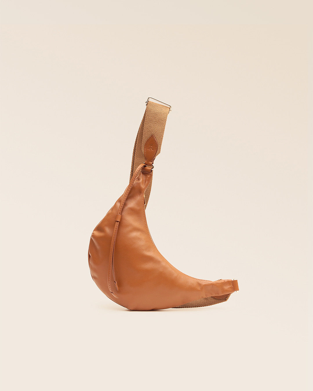 Notre sac Bihan en cuir vintage camel vu de face en studio.