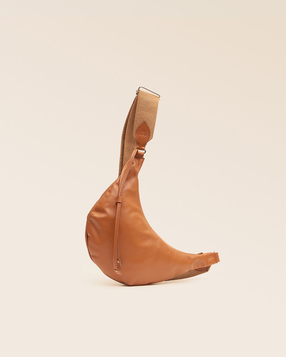 Notre sac Bihan en cuir vintage camel vu de quart en studio.