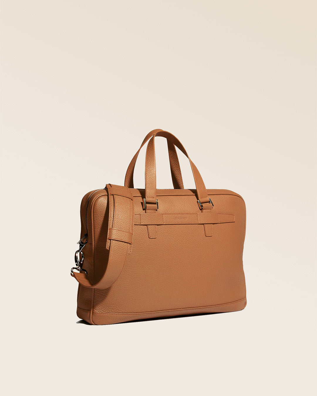 Notre sac cartable Boston en cuir façon vigogne fauve vu de quart en studio.