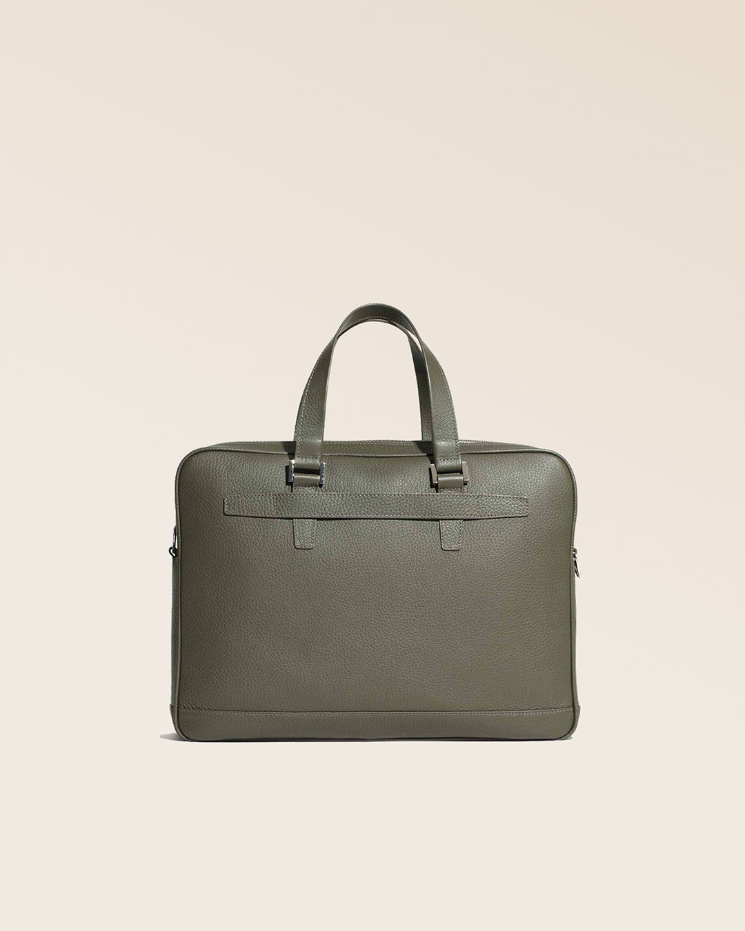 Notre sac cartable Boston en cuir façon vigogne kaki vu de dos en studio.