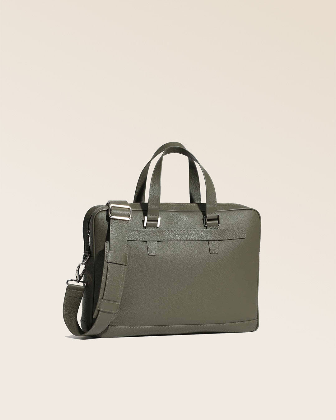 Notre sac cartable Boston en cuir façon vigogne kaki vu de quart en studio.
