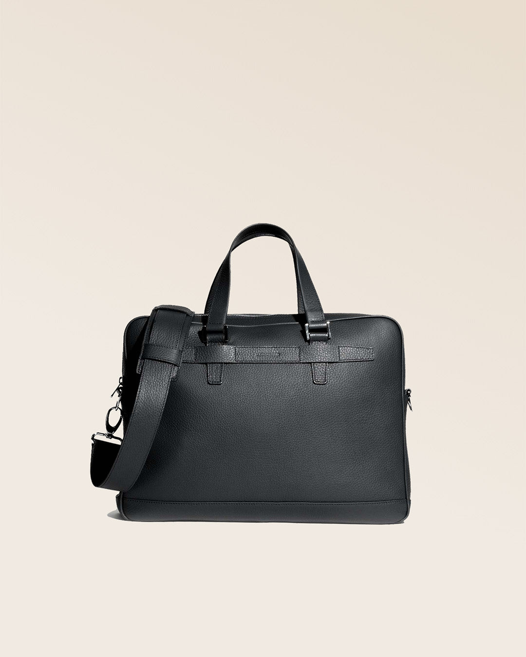 Notre sac Boston en cuir façon vigogne noir vu de face en studio. 