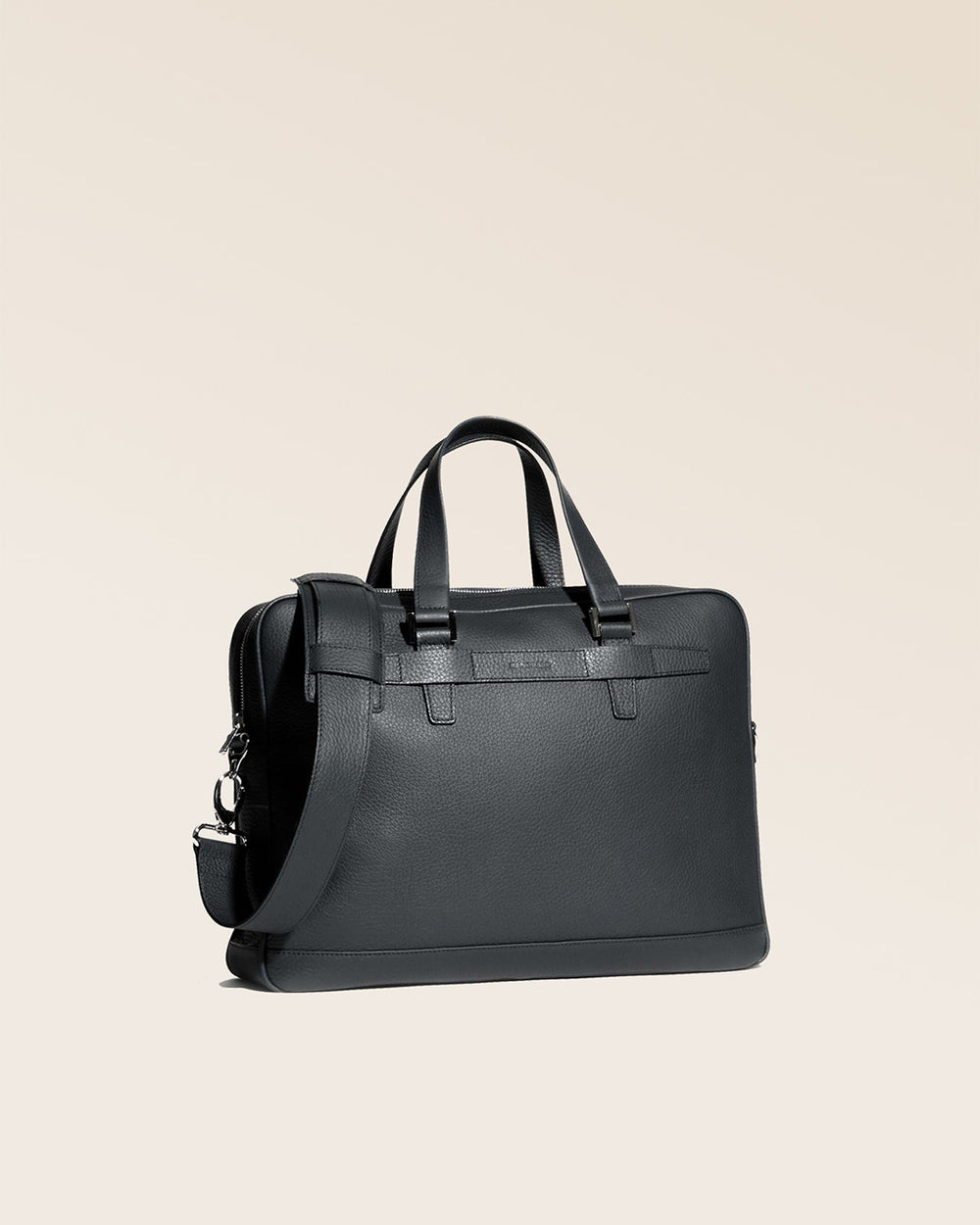 Notre sac Boston en cuir façon vigogne noir vu de quart en studio. 