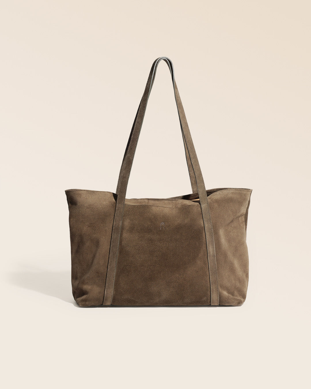 Le sac cabas Annette Renouard en cuir veau velours truffe, vu de face en studio.