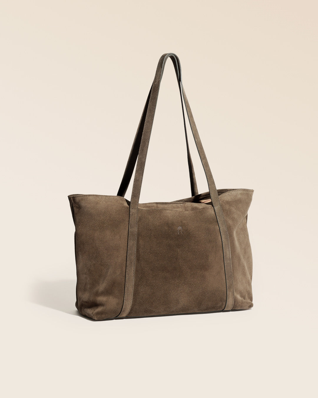 Le sac cabas Annette Renouard en cuir veau velours truffe, vu de quart en studio.