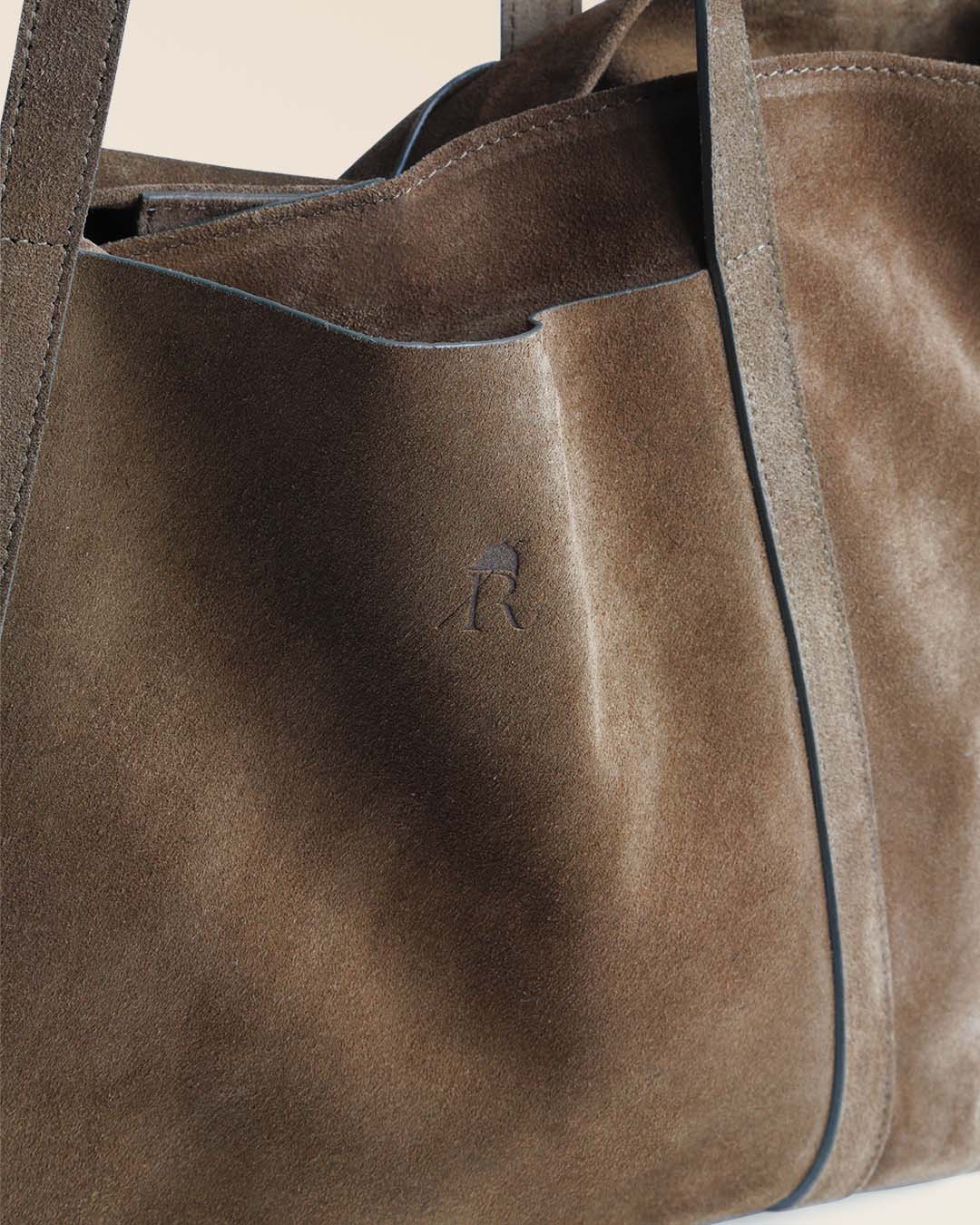 Le sac cabas Annette Renouard en cuir veau velours truffe, vu en détails en studio.