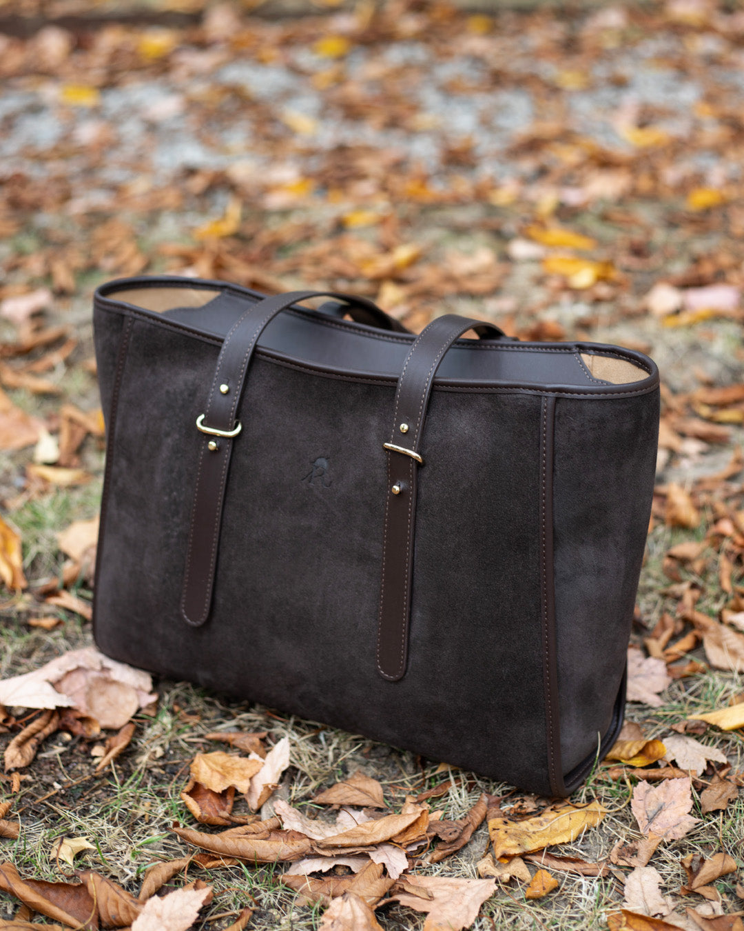 Le sac cabas Marcello Renouard en cuir veau velours espresso et lisse ébène, vu en ambiance.
