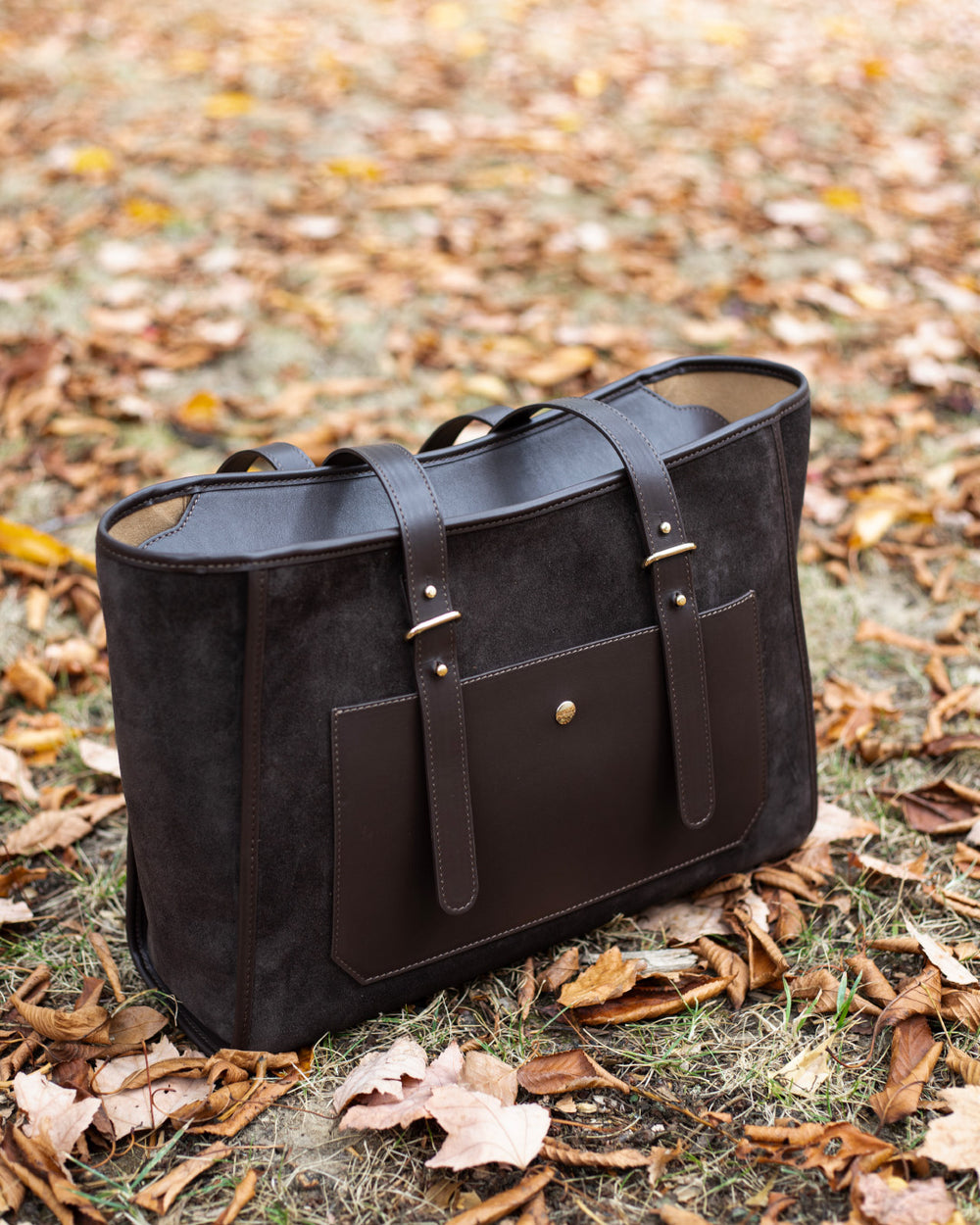 Le sac cabas Marcello Renouard en cuir veau velours espresso et lisse ébène, vu en ambiance.