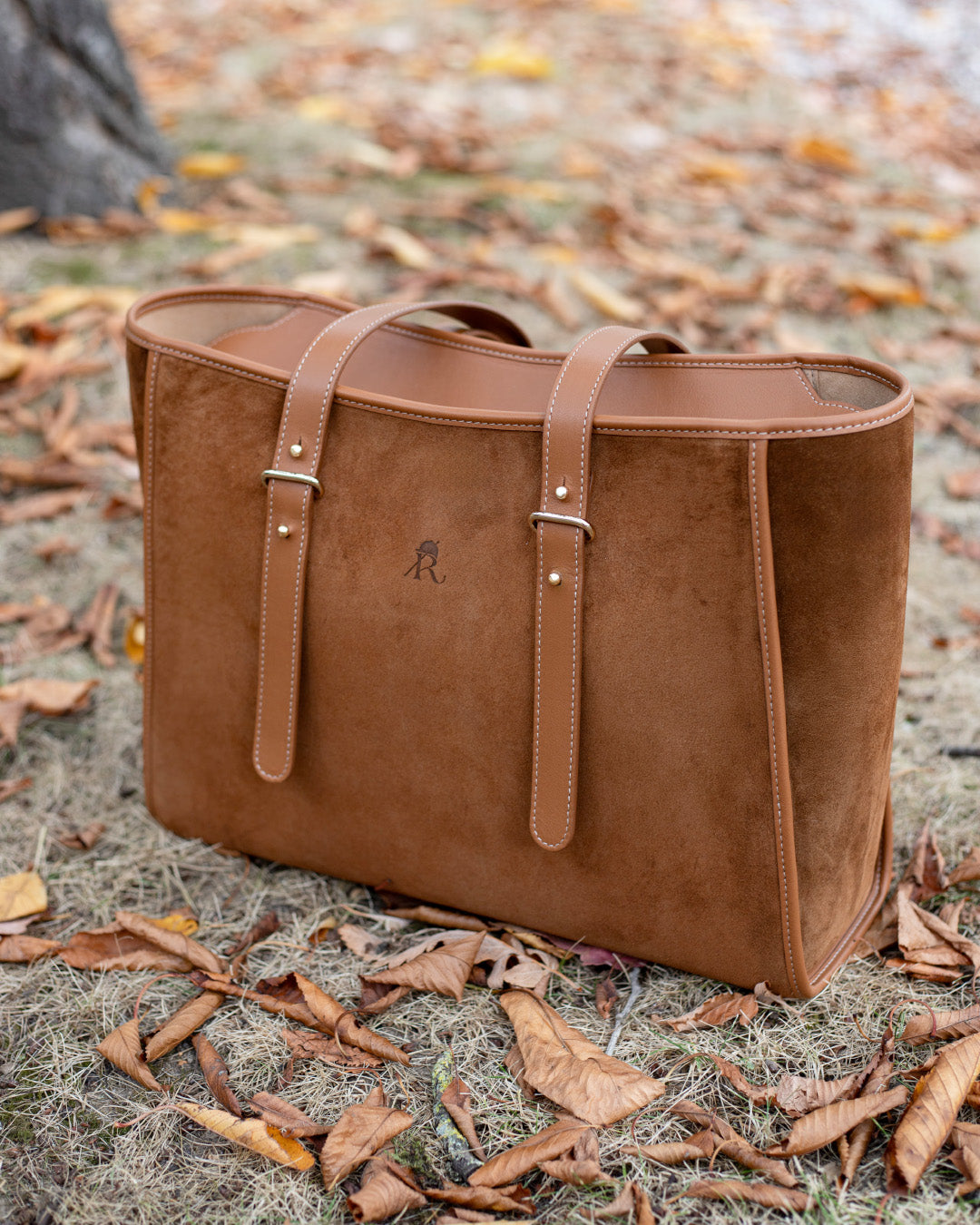 Le sac cabas Marcello Renouard en cuir veau velours noisette et lisse camel, vu de dos en ambiance.
