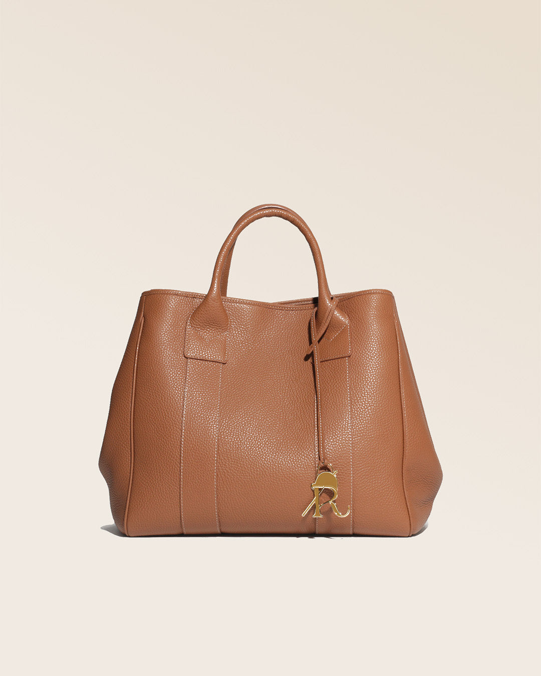 Notre sac cabas Max en cuir façon vigogne fauve vu de face en studio.