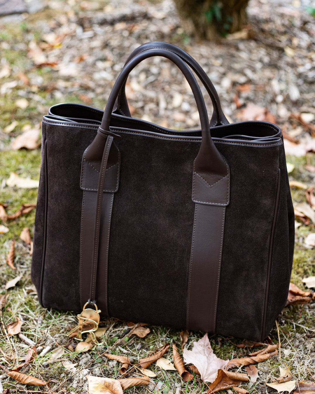 Le sac cabas Max Renouard en cuir veau velours espresso et lisse ébène, vu de face en ambiance. 