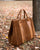 Le sac cabas Max Renouard en cuir veau velours noisette et lisse camel, vu en ambiance.