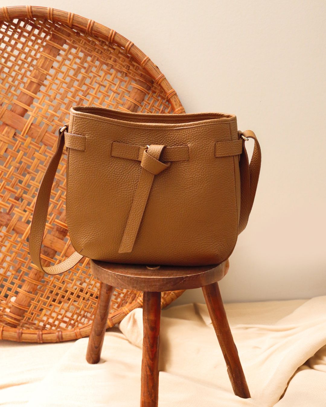 Notre sac Cameron en cuir façon vigogne fauve vu de face en ambiance.