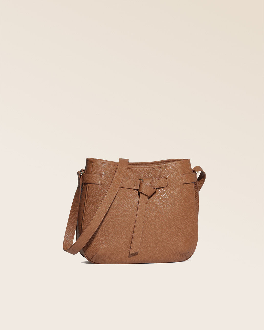 Notre sac Cameron en cuir façon vigogne fauve vu de quart en studio.