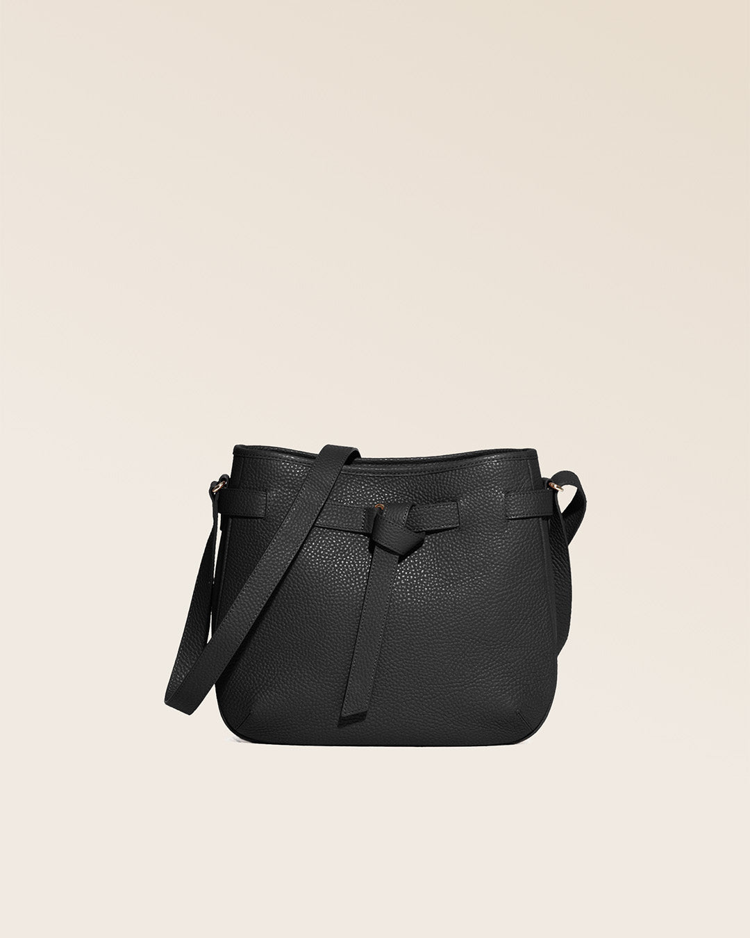 Notre sac Cameron en cuir façon vigogne noir vu de face en studio.