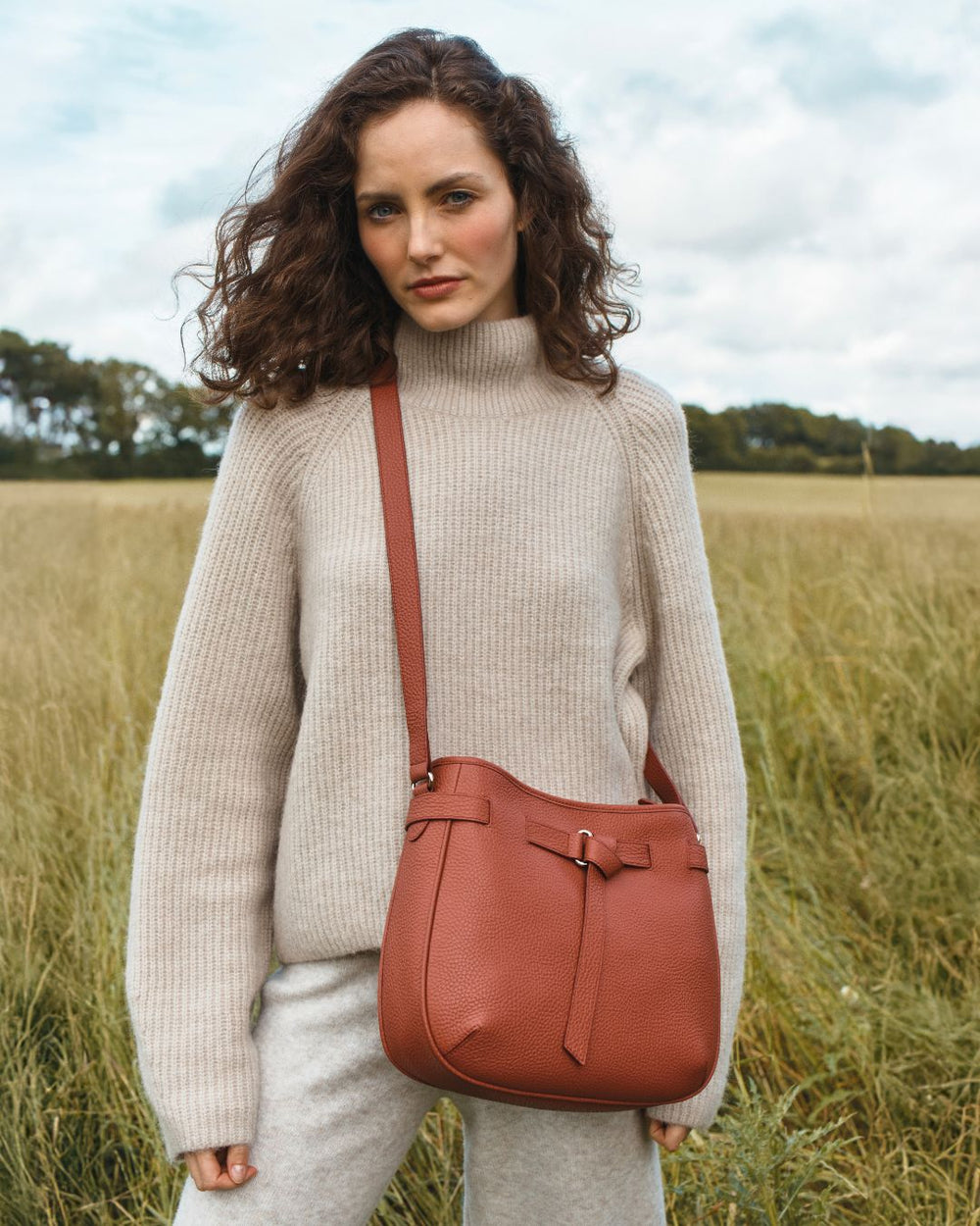 Notre sac Cameron en cuir façon vigogne terracotta vu porté par notre mannequin Léa.