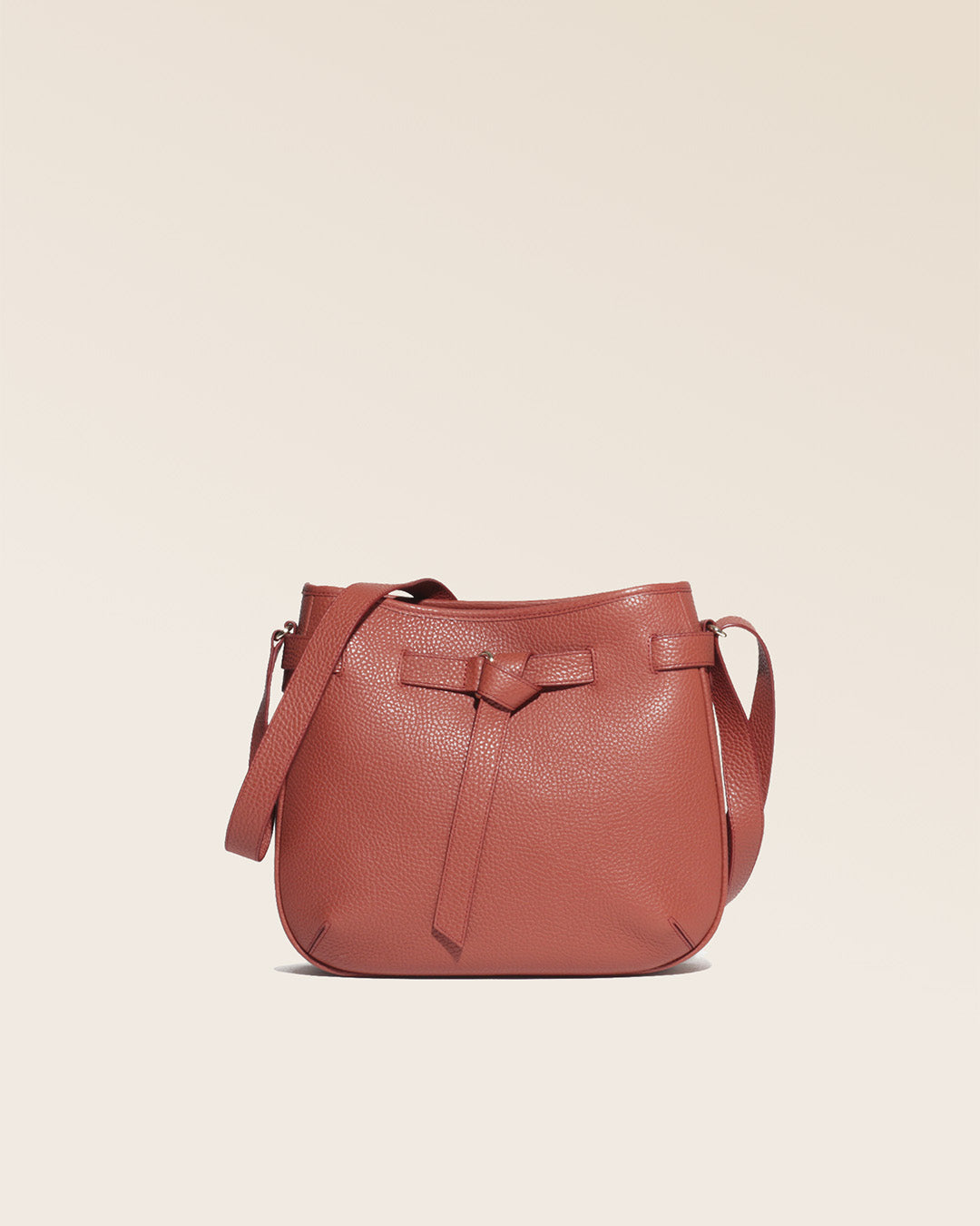 Notre sac Cameron en cuir façon vigogne terracotta vu de face en studio.