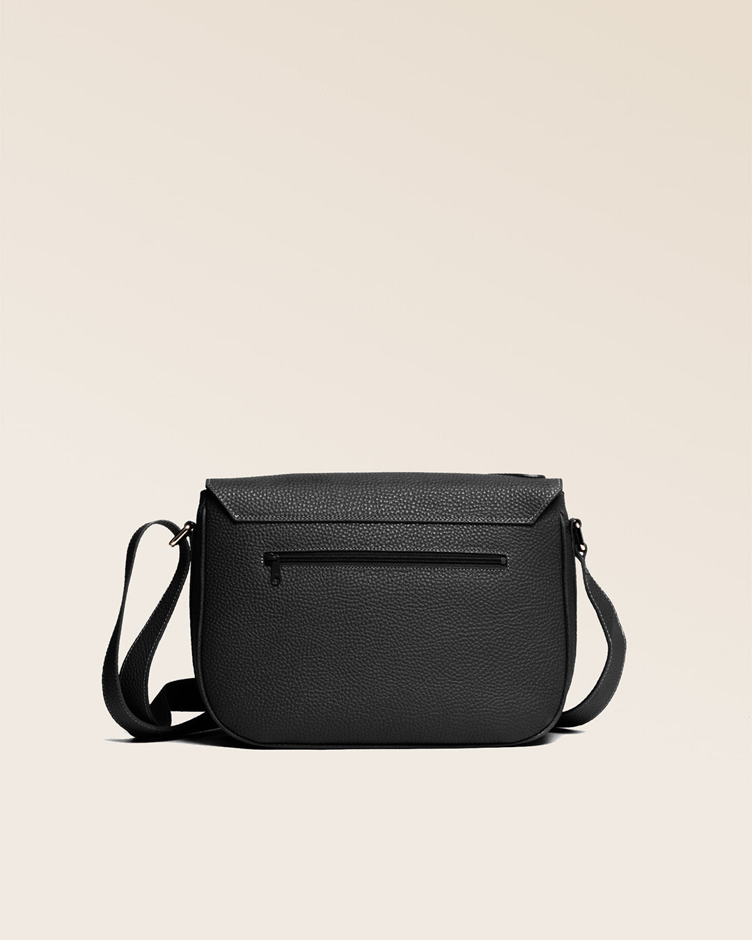 Notre sac Casaque en cuir façon vigogne noir vu de dos.