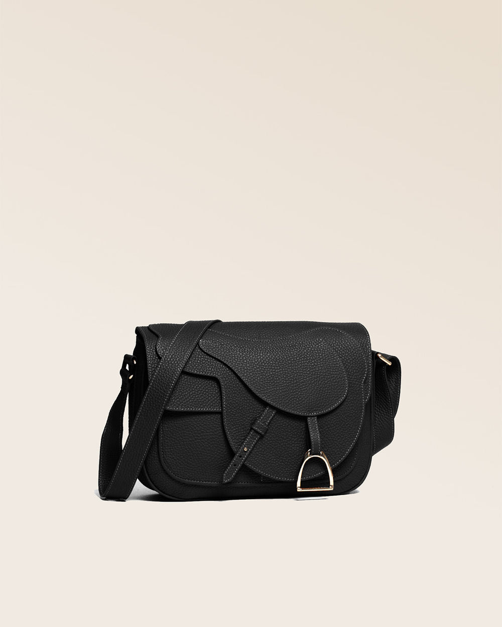 Notre sac Casaque en cuir façon vigogne noir vu de quart.