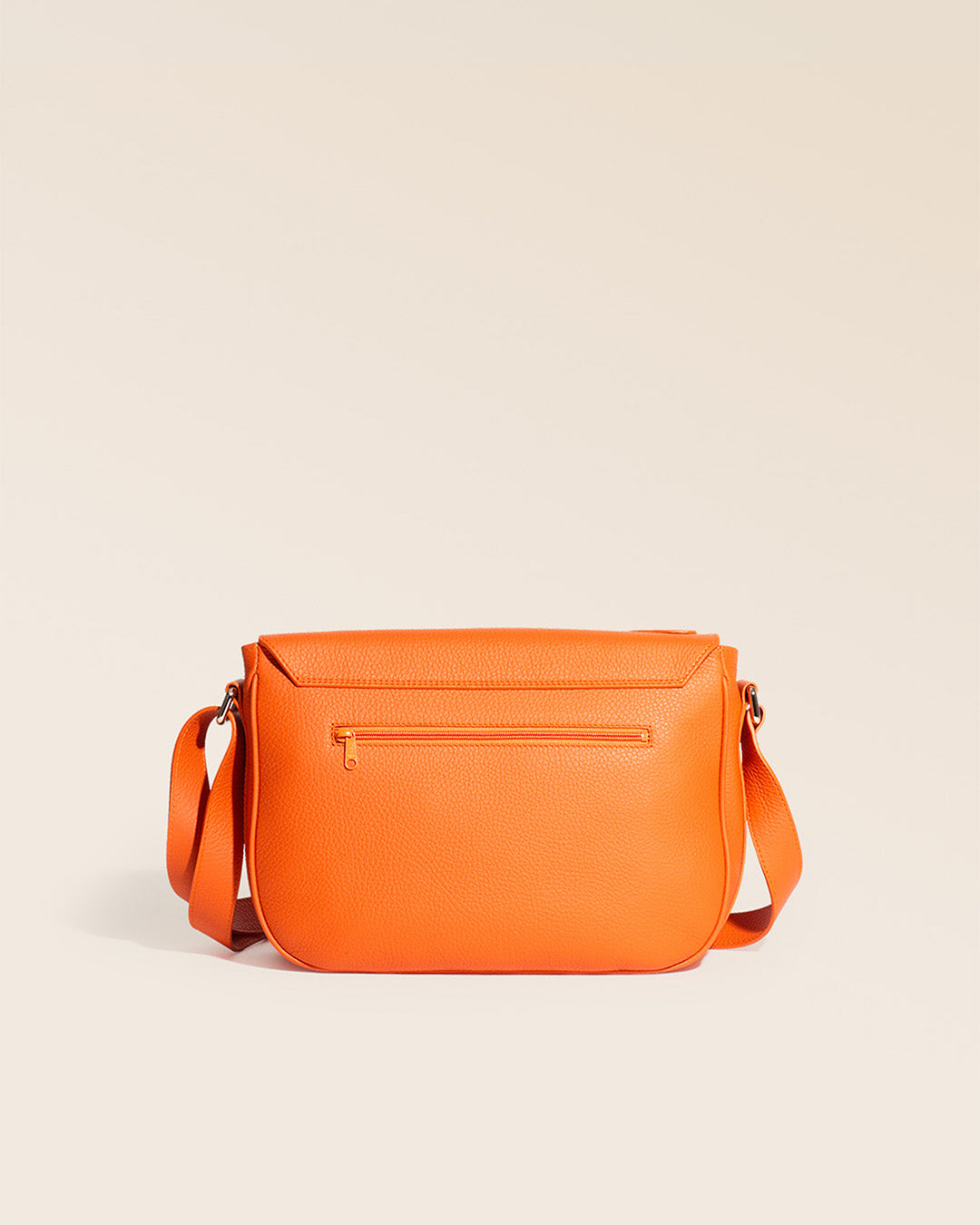 Notre sac Casaque Renouard en cuir façon vigogne orange vu de dos en studio.