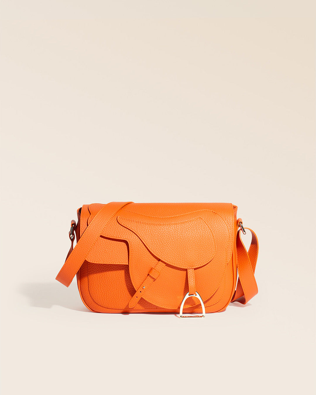 Notre sac Casaque Renouard en cuir façon vigogne orange vu de face en studio.