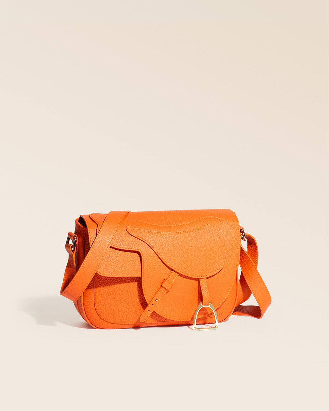 Notre sac Casaque Renouard en cuir façon vigogne orange vu de quart en studio.