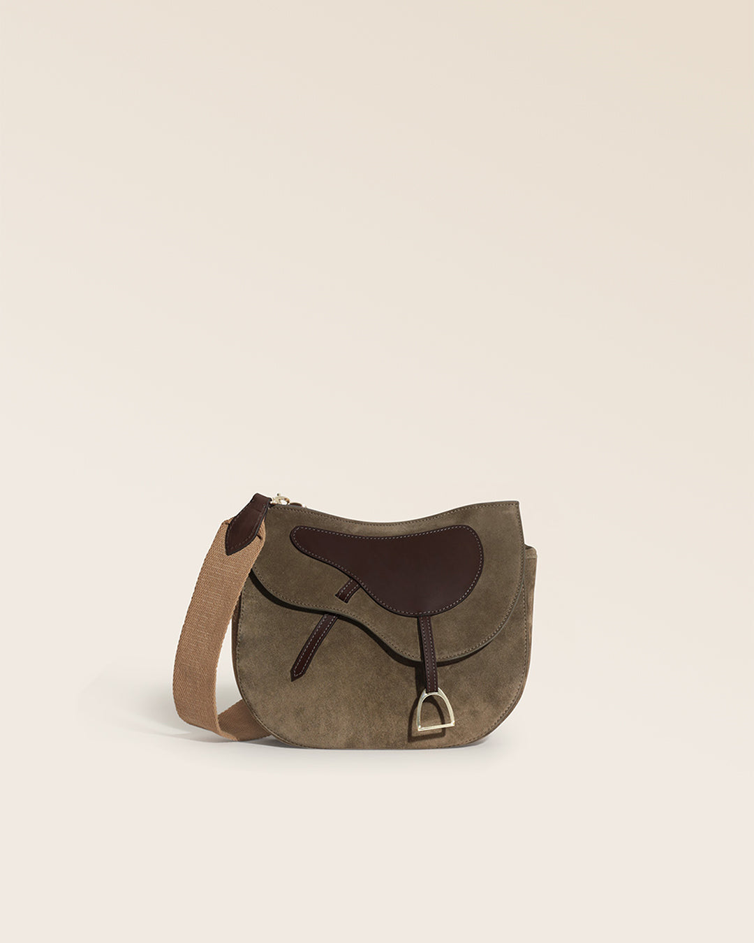 Notre sac Cavalerie Renouard en cuir veau velours truffe avec sa bandoulière en coton, vu de face en studio. 