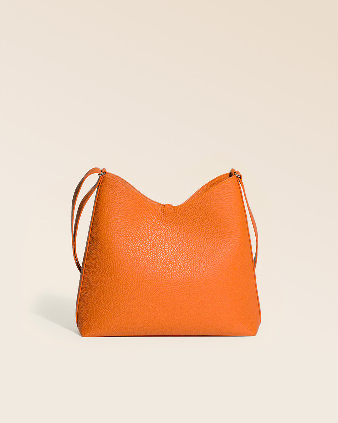 Le sac Cob Renouard en cuir façon vigogne orange, vu de dos en studio.