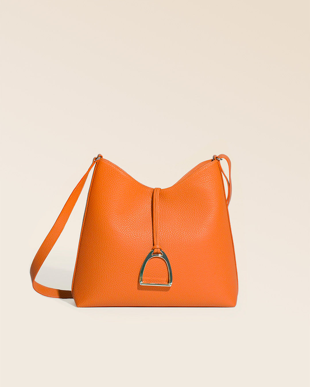 Le sac Cob Renouard en cuir façon vigogne orange, vu de face en studio.