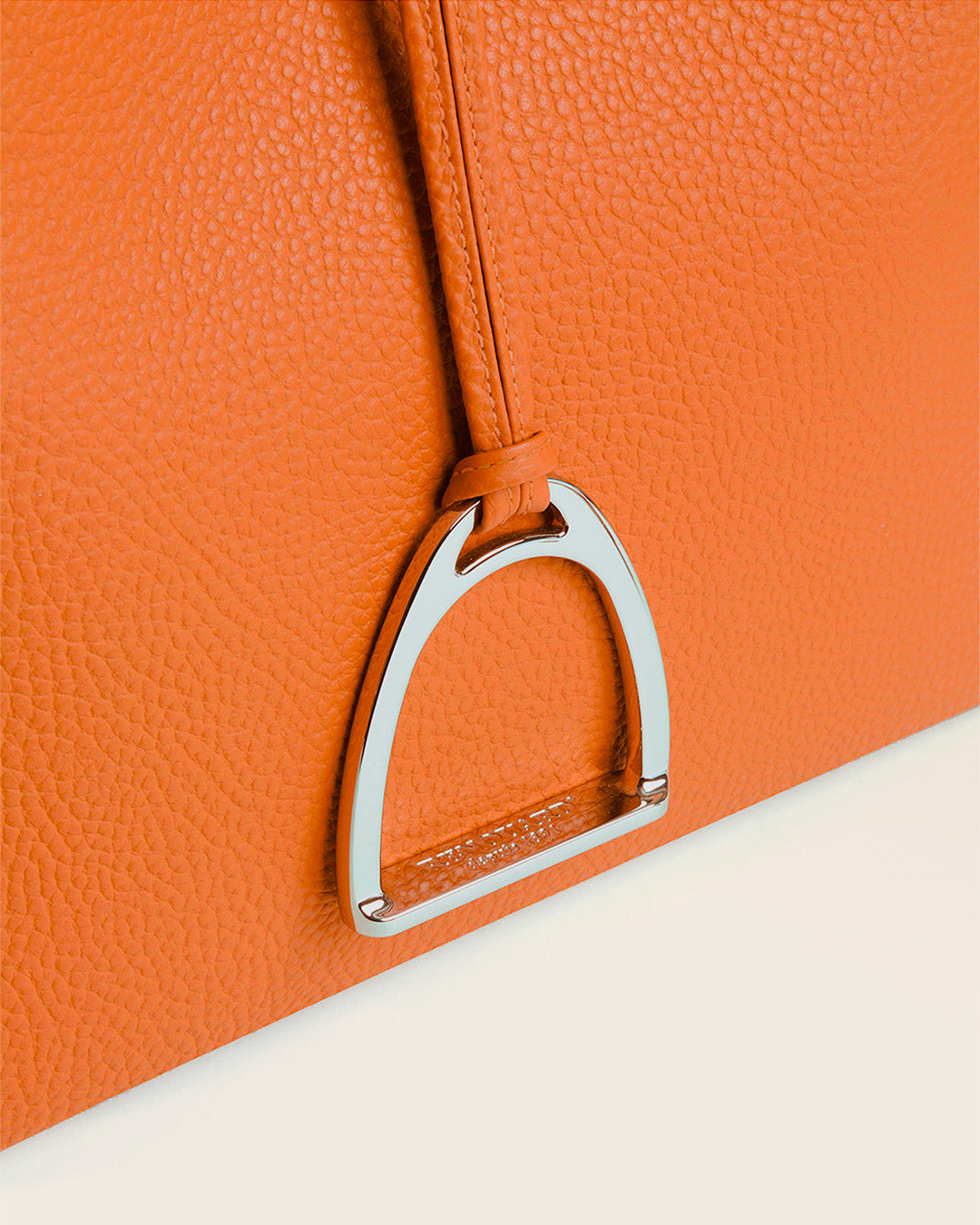 Le sac Cob Renouard en cuir façon vigogne orange, vu en détails en studio.