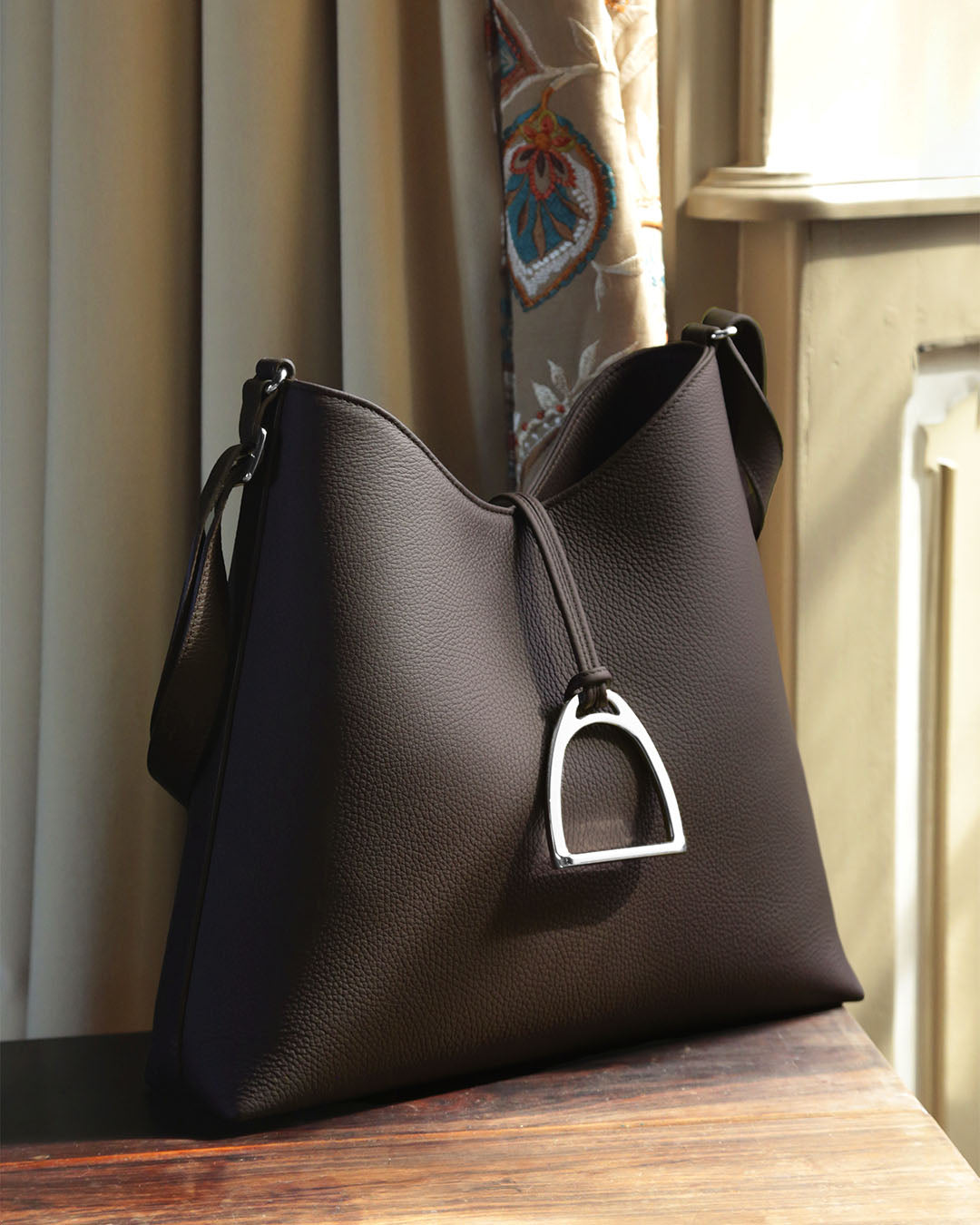 Notre sac Cob Renouard dans sa version grand modèle, en cuir façon vigogne chocolat, vu de face en ambiance. 