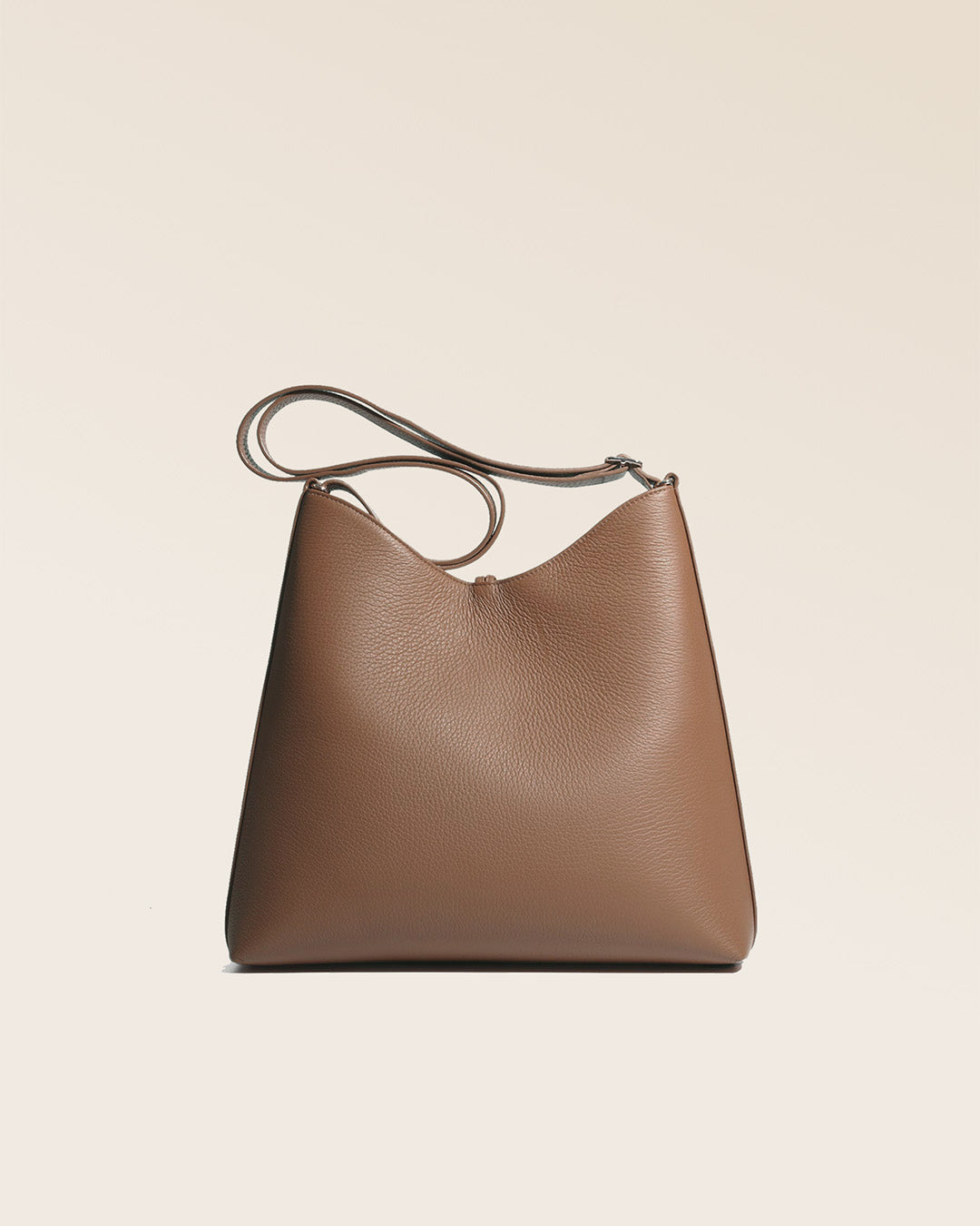 Notre sac Cob Renouard, dans sa version grand modèle, en cuir façon vigogne fauve, vu de dos en studio.