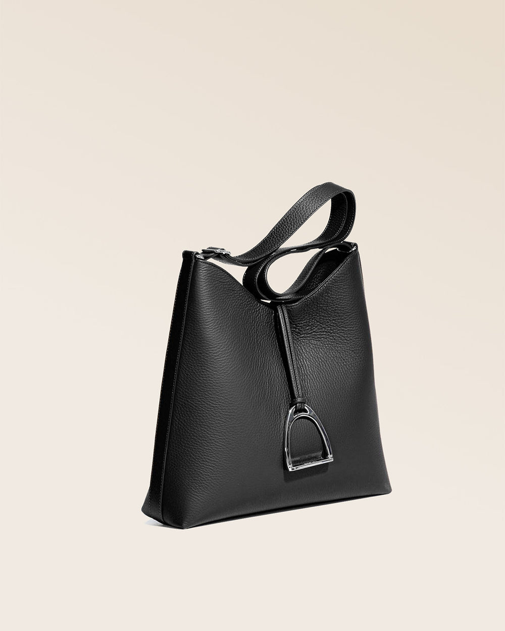 Notre sac Cob grand modèle en cuir façon vigogne noir vu de quart en studio.