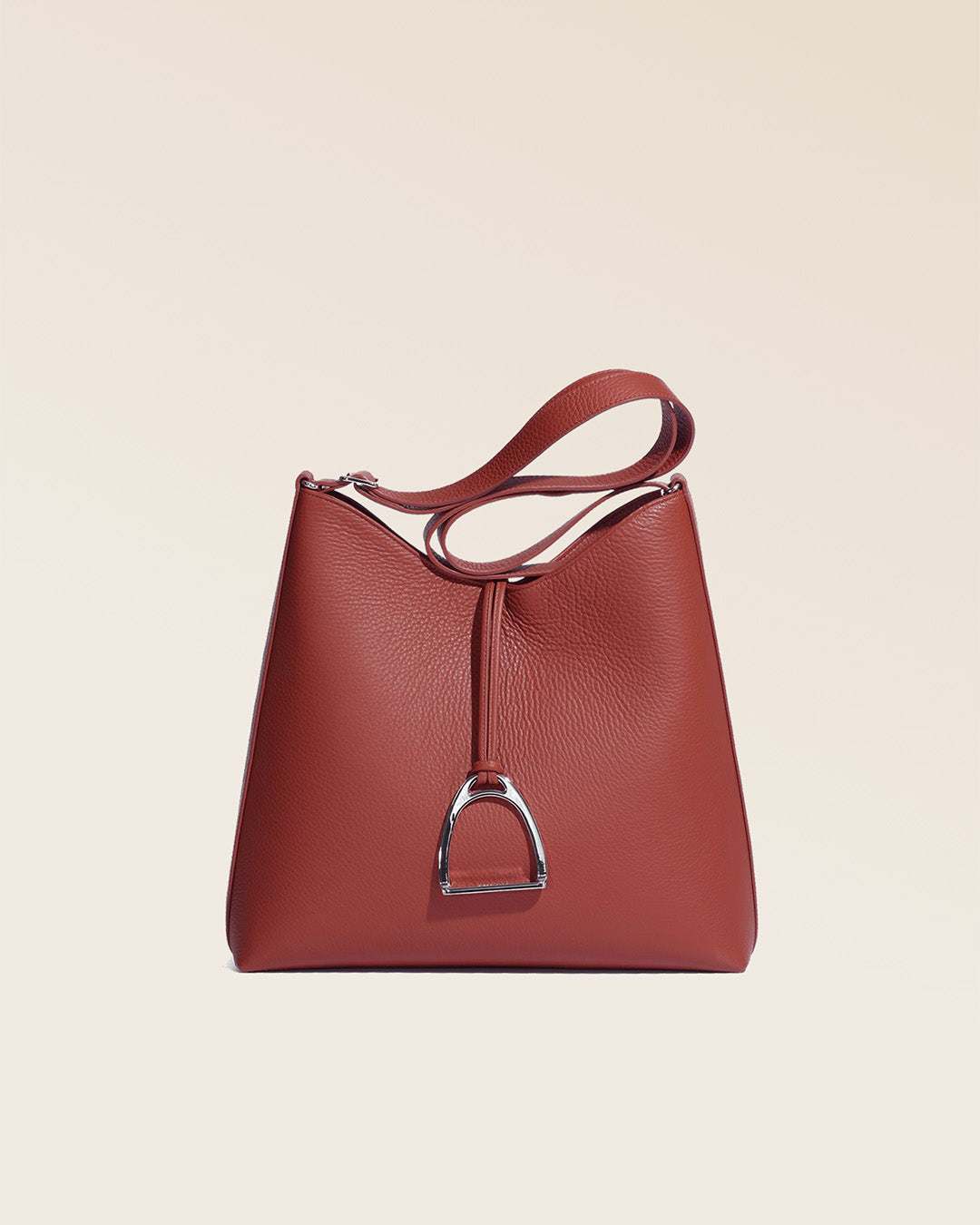 Notre sac Cob Renouard, dans sa version grand modèle, en cuir façon vigogne terracotta, vu de face en studio.