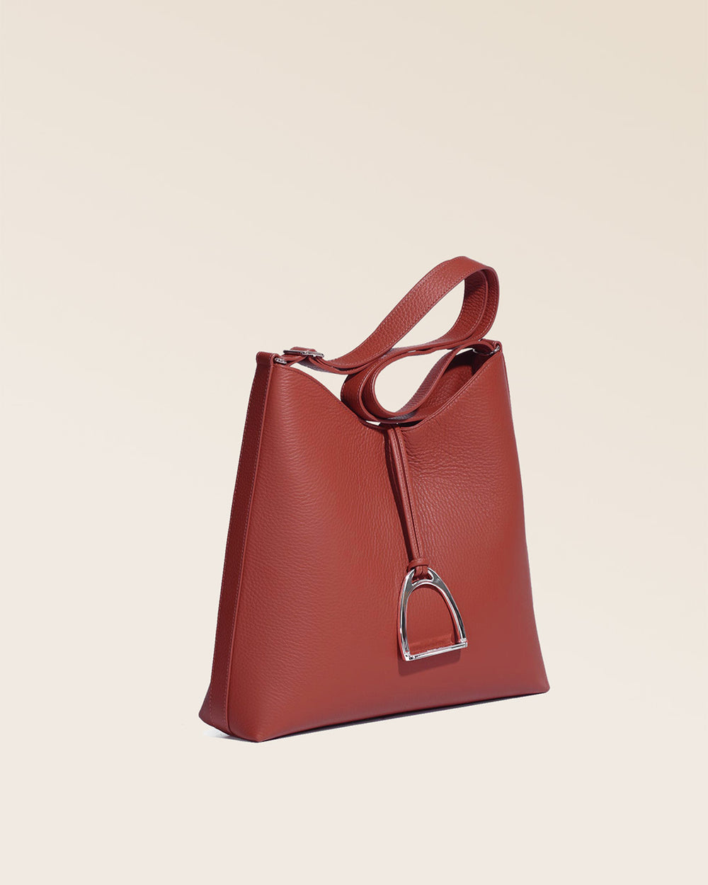 Notre sac Cob Renouard, dans sa version grand modèle, en cuir façon vigogne terracotta, vu de quart en studio.