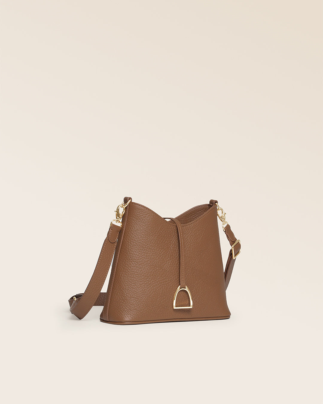 Notre sac Cob Renouard dans sa version Mini modèle, cuir façon vigogne fauve et bandoulière cuir ; vu de quart en studio.
