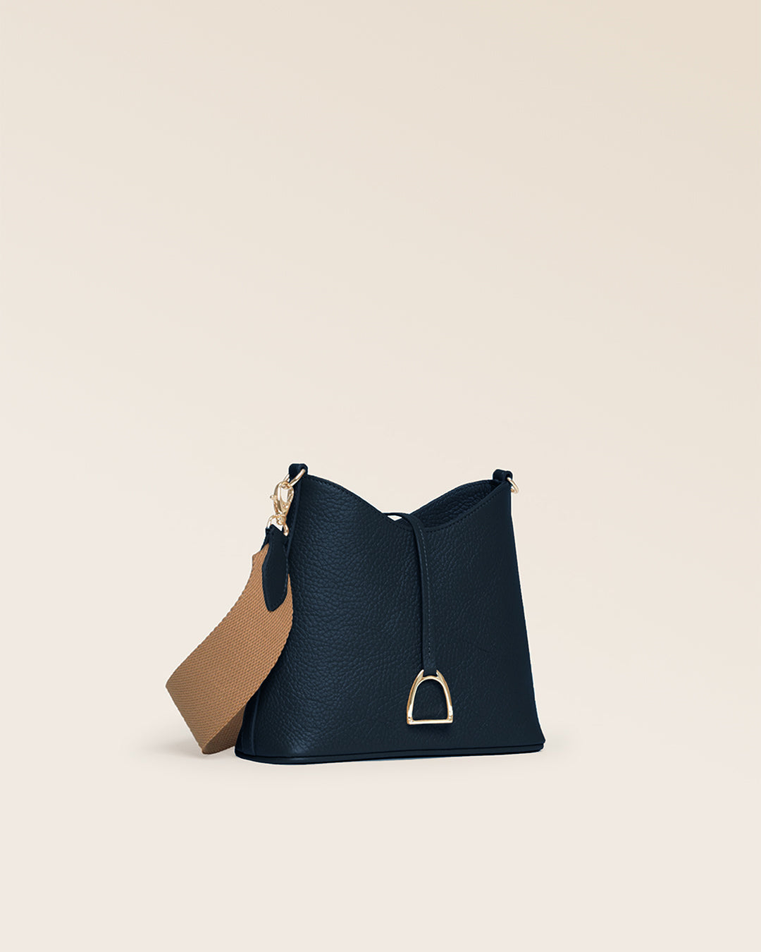 Notre sac Cob Renouard dans sa version Mini modèle, cuir façon vigogne bleu marine et bandoulière coton ; vu de quart en studio.