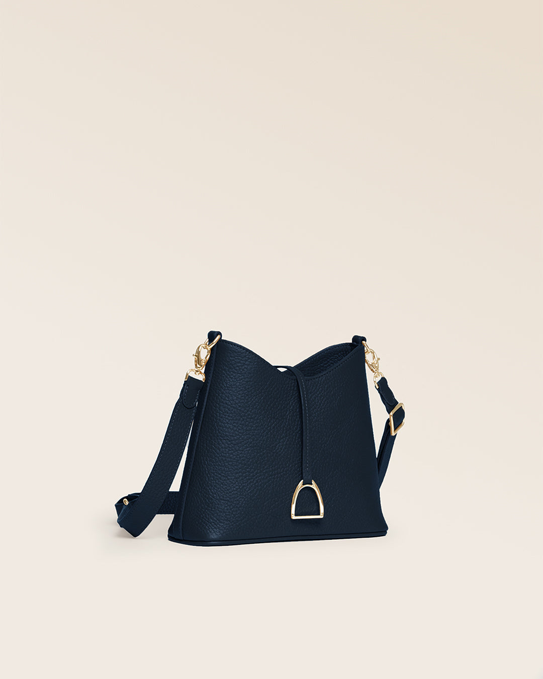 Notre sac Cob Renouard dans sa version Mini modèle, cuir façon vigogne bleu marine et bandoulière cuir ; vu de quart en studio.