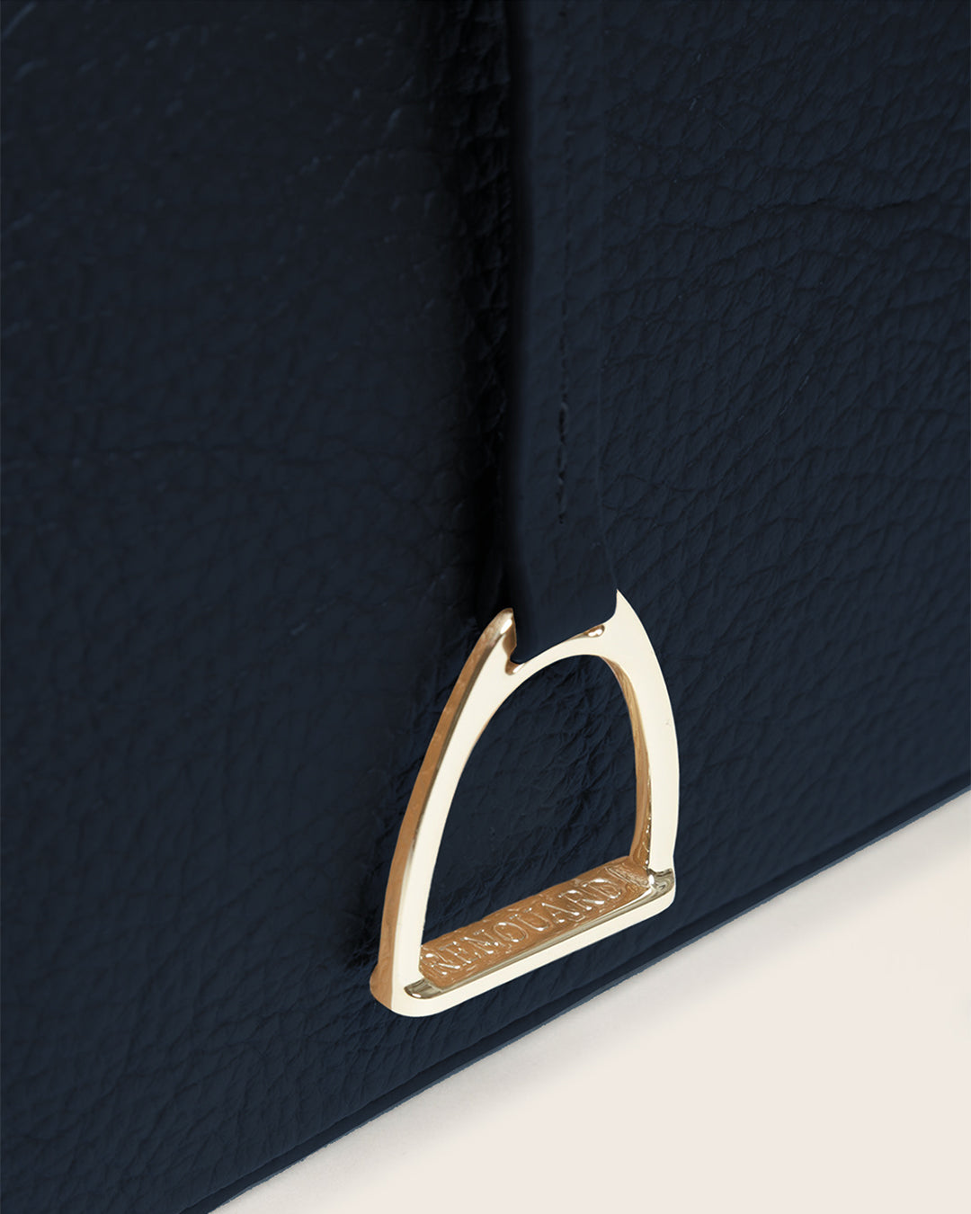 Notre sac Cob Renouard dans sa version Mini modèle, cuir façon vigogne bleu marine et bandoulière cuir ; vu de près en studio.