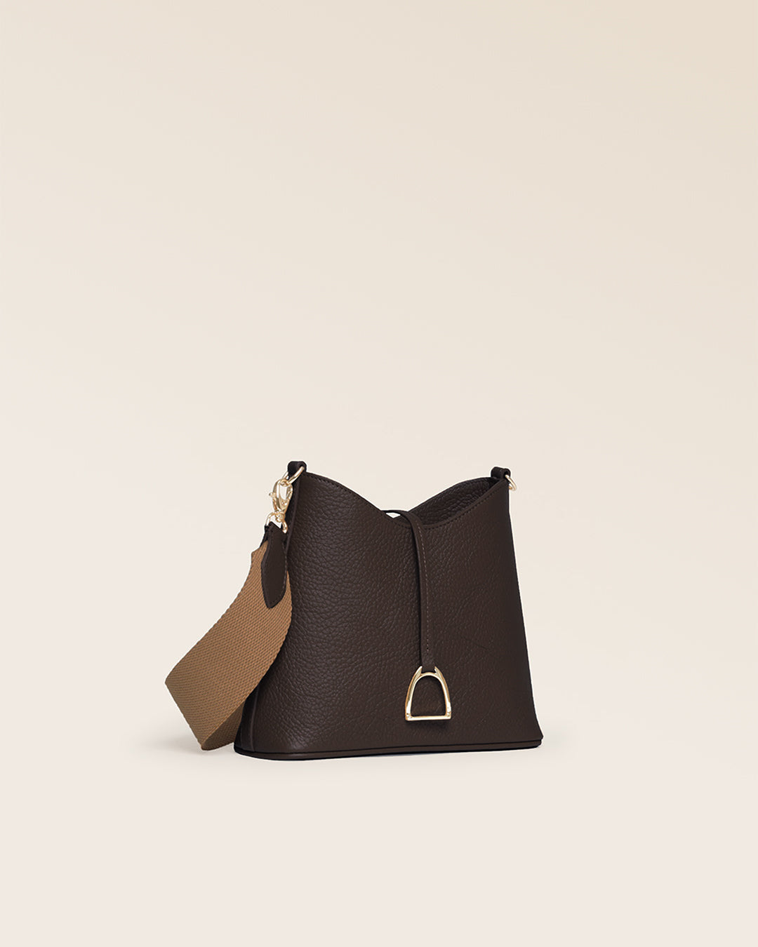 Notre sac Cob Renouard dans sa version Mini modèle, cuir façon vigogne chocolat et bandoulière coton ; vu de quart en studio.