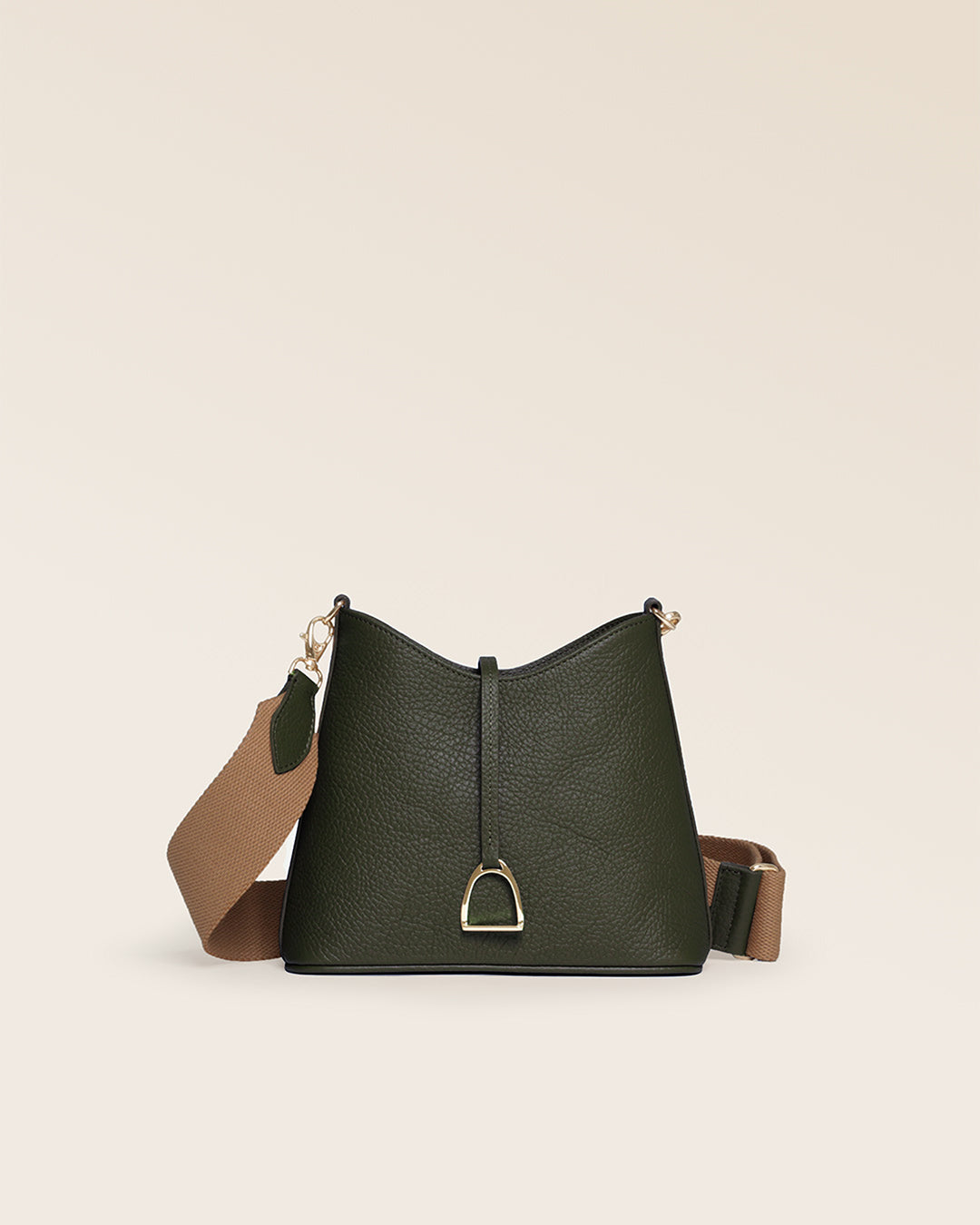 Notre sac Cob Renouard dans sa version Mini modèle, cuir façon vigogne kaki et bandoulière coton ; vu de face en studio.