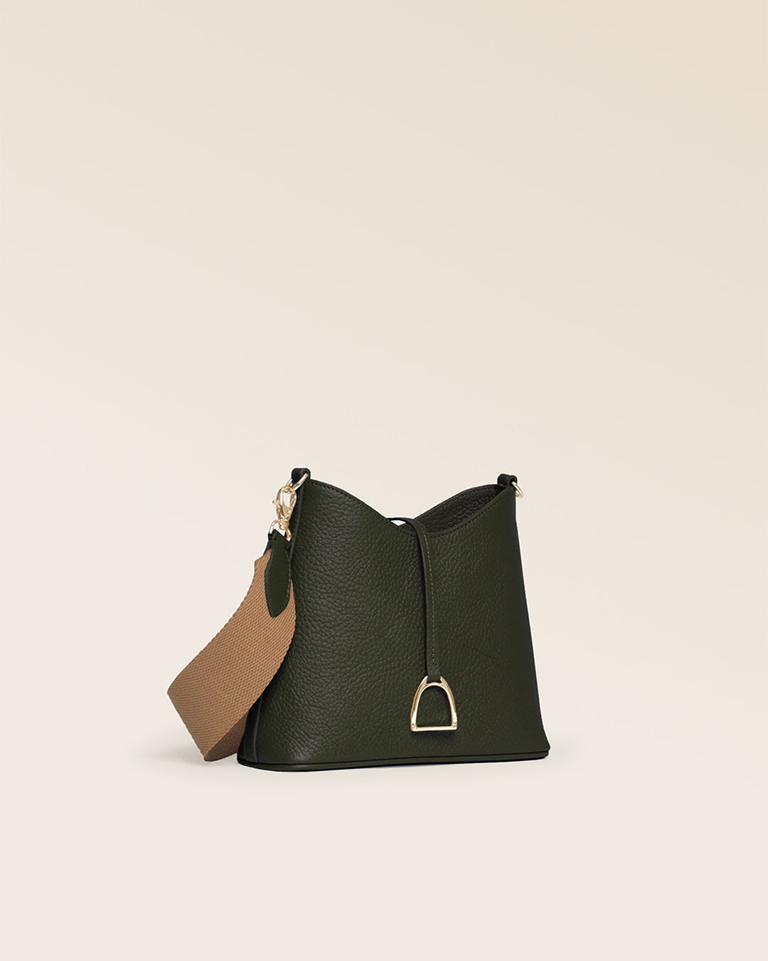 Notre sac Cob Renouard dans sa version Mini modèle, cuir façon vigogne kaki et bandoulière coton ; vu de quart en studio.