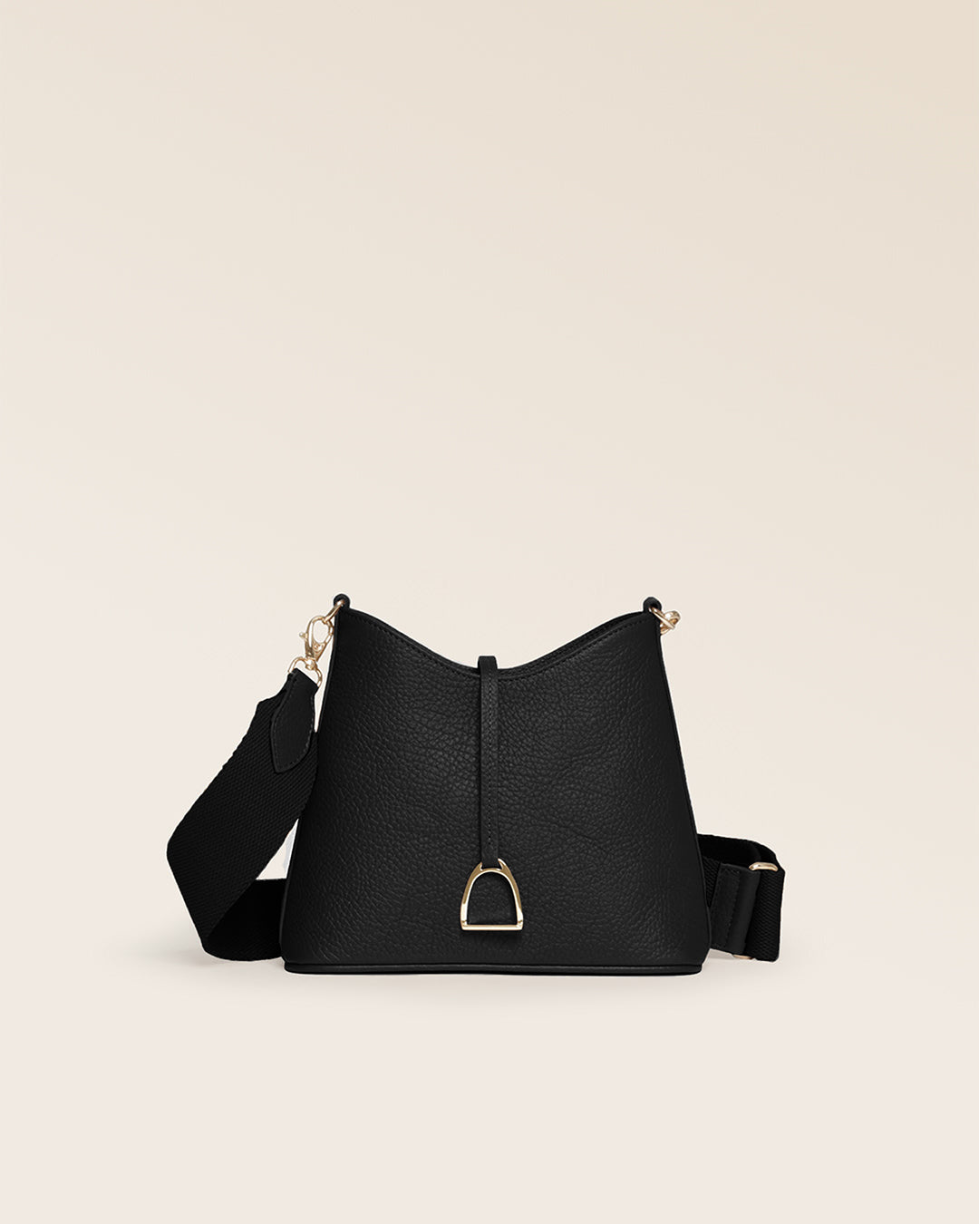 Notre sac Cob Renouard dans sa version Mini modèle, cuir façon vigogne noir et bandoulière coton ; vu de face en studio.