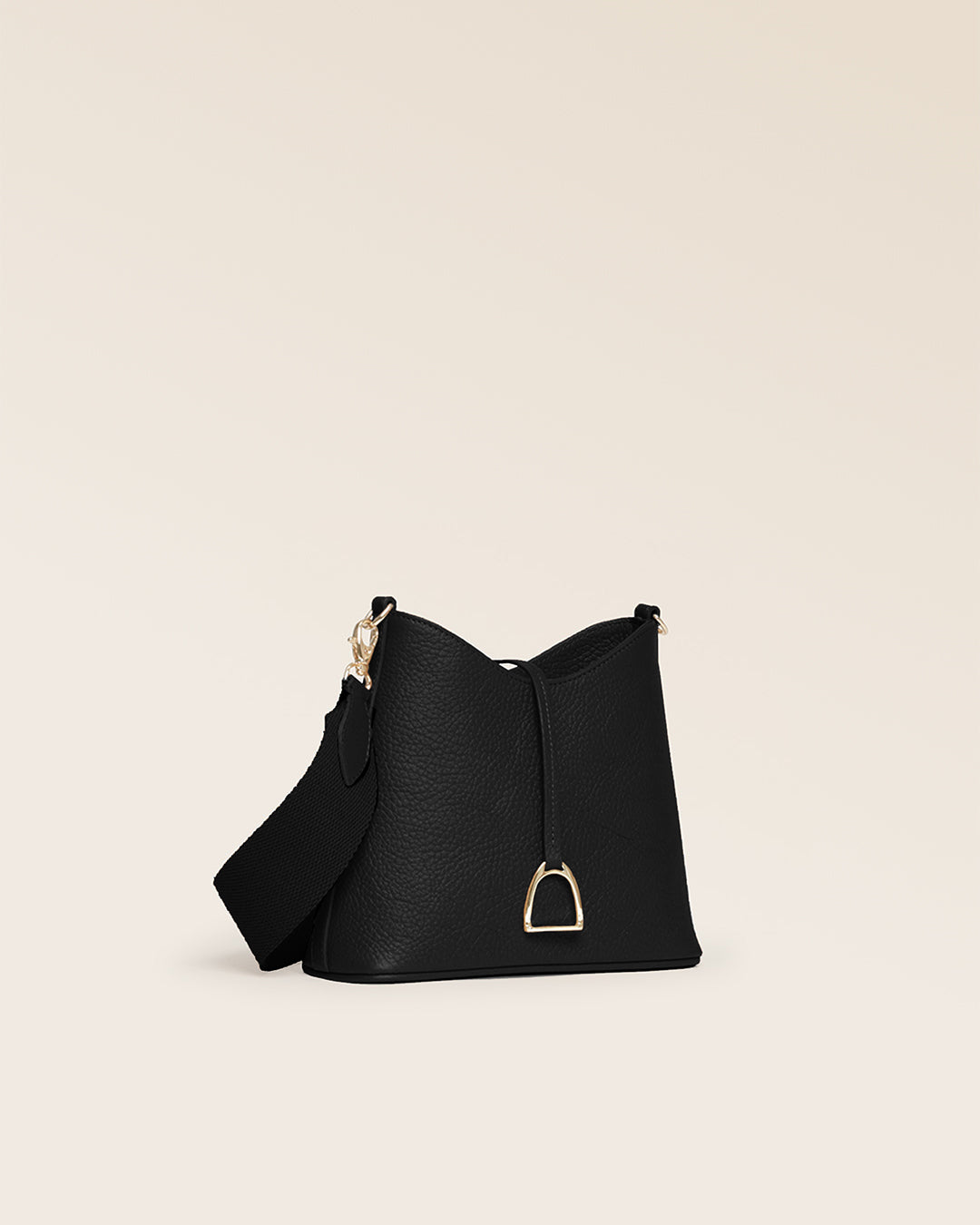 Notre sac Cob Renouard dans sa version Mini modèle, cuir façon vigogne noir et bandoulière cuir ; vu de quart en studio.