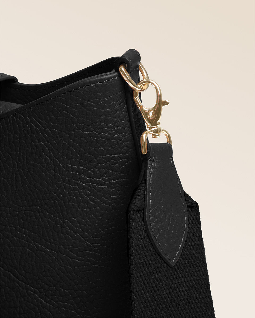 Notre sac Cob Renouard dans sa version Mini modèle, cuir façon vigogne noir et bandoulière cuir ; vu de près en studio.